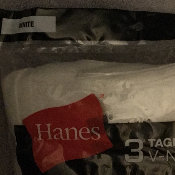 🆕🆕🆕 Hanes 3 Pk TAGLESS V-NECKS 🆕🆕🆕➡️ WHITE WICKING COOL COMFORT FABRIC - Picture 3 of 5